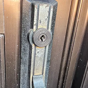 玄関ドアのシリンダー交換前