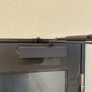 油漏れしているドアクローザー