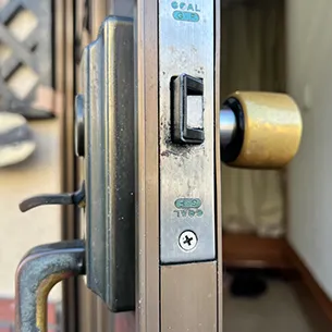 サムラッチ錠が採用されている玄関ドア