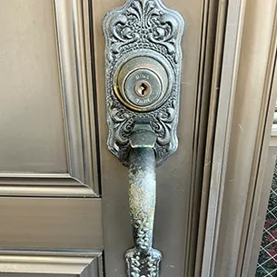 サムラッチ錠が故障した玄関ドア