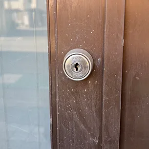 防犯性能の低い鍵が付いた玄関ドア