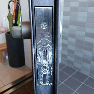 回しづらくなった玄関の鍵