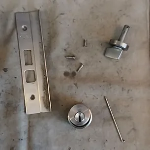 玄関鍵の分解清掃作業