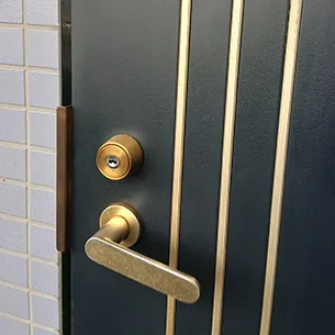 MIWAの鍵が付いた玄関ドア