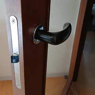 室内扉の故障したレバーハンドル