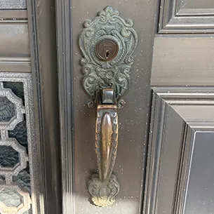 中野区でのサムラッチ錠交換前の玄関ドア