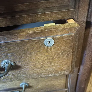 非破壊解錠した机の引き出し