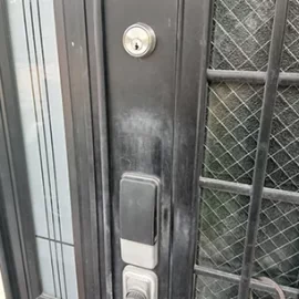 補助錠を取り付けた後の玄関ドア