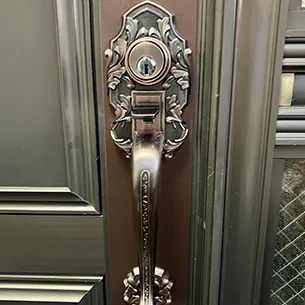 新しいサムラッチ錠に取り替えた玄関ドア