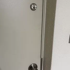 補助錠を設置した後の玄関ドア