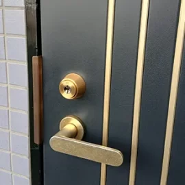 WESTの鍵に取り替えた玄関ドア