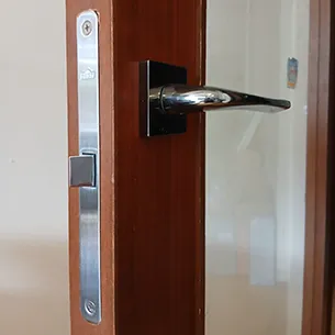 新しいレバーハンドルに交換した室内扉