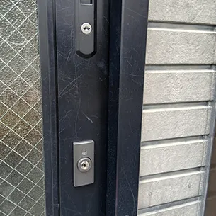 補助錠を取り付けた玄関引き戸