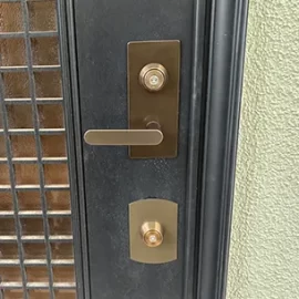 レバーハンドルに切り替えた玄関ドア