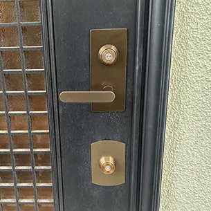 レバーハンドルに切り替えた玄関ドア