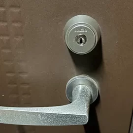 ディンプルキーに取り替えた後の玄関ドア