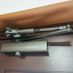 兵庫県宝塚市社町ドアクローザー交換
