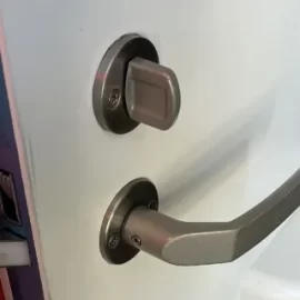 玄関の鍵を無くしたためサムターンを回して解錠｜兵庫県宝塚市南口