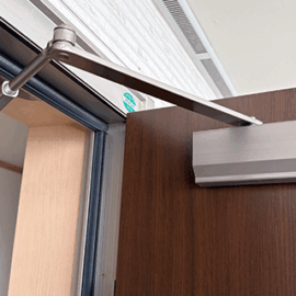 油漏れしたドアクローザーを交換