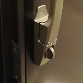 鍵の回転不良を分解清掃して改善