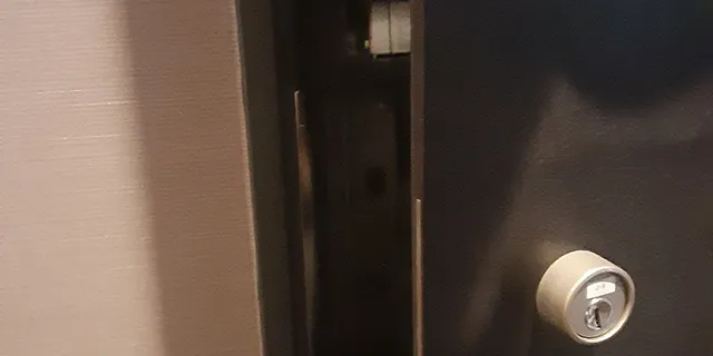 玄関ドアをサムターン回しで解錠