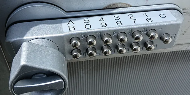 暗証番号式の鍵に取り替えた勝手口のドア