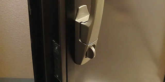 鍵の回転不良を分解清掃して改善