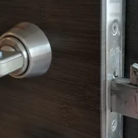 玄関の鍵が引っかかるため錠ケースを洗浄｜千葉県市川市新井