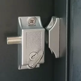 セキュリティ強化のため玄関ドアにインサイドロックを取付｜東京都町田市広袴