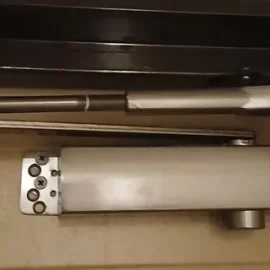 ドアクローザーのアーム部分が外れたため再取り付け｜東京都町田市矢部町