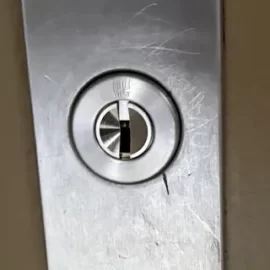 引っ越しに伴い玄関の鍵をWEST 916に交換｜東京都町田市相原町