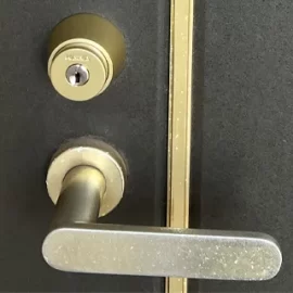 引っ越しに伴い玄関の鍵をU9からカバエースに交換｜東京都町田市金森東