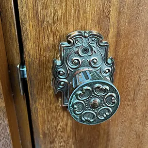 丸ノブが付いたトイレのドア