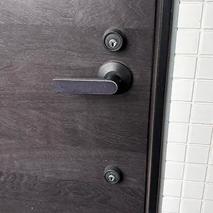 鍵を交換する前の玄関ドア