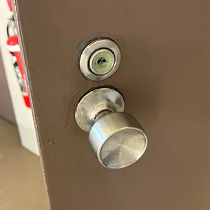 不具合を起こしている玄関ドアのドアノブと鍵