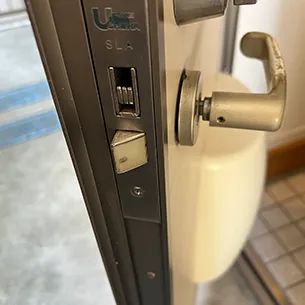 ぐらつく玄関ドアのレバーハンドル