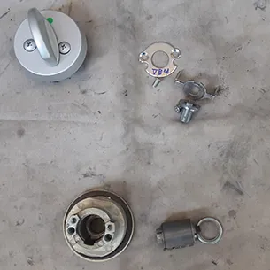 玄関ドアの鍵の分解清掃