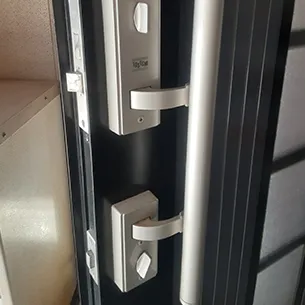 回りきらない玄関の鍵