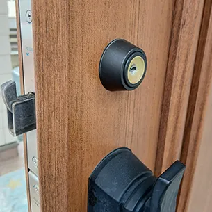 ディンプルキーが付いている玄関ドア