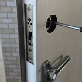 玄関ドアの鍵の交換作業中