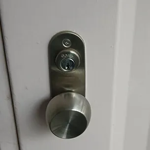 シリンダー交換前の玄関ドア