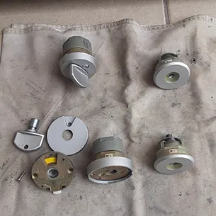 玄関鍵を分解して清掃