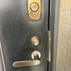 電子錠に取り替える前の玄関ドア