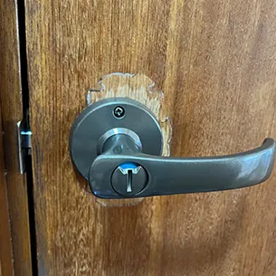 レバーハンドルに取り替えたトイレのドア