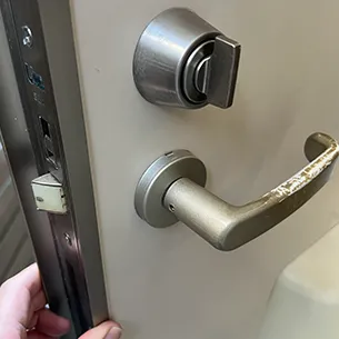 しっかりと取り付け直した玄関ドアのレバーハンドル