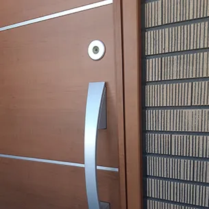 鍵の動作不良を改善した玄関ドア