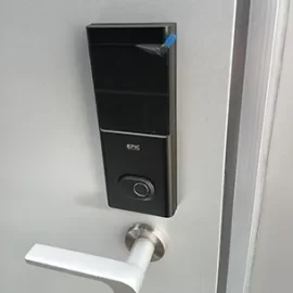 電子錠に取り替えた後の玄関ドア