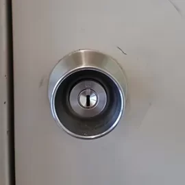 家の玄関ドアの鍵をWES社Tのディンプルキーに交換｜大阪府茨木市駅前