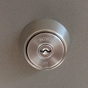 玄関鍵を取り替えた後のシリンダー