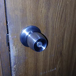 ドアノブ交換したトイレの扉